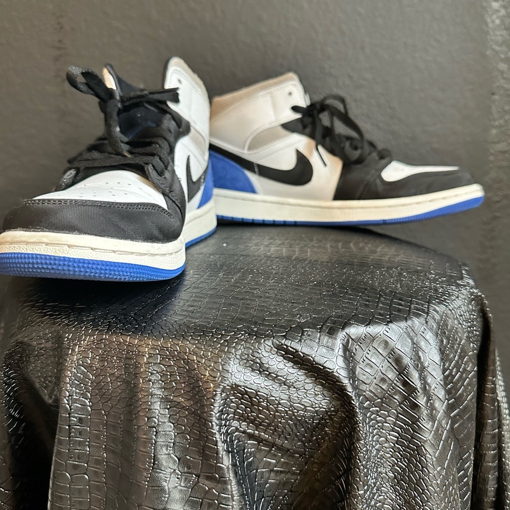 Nike Black and White Sneakers with Blue Accents - Picture 1 of 3